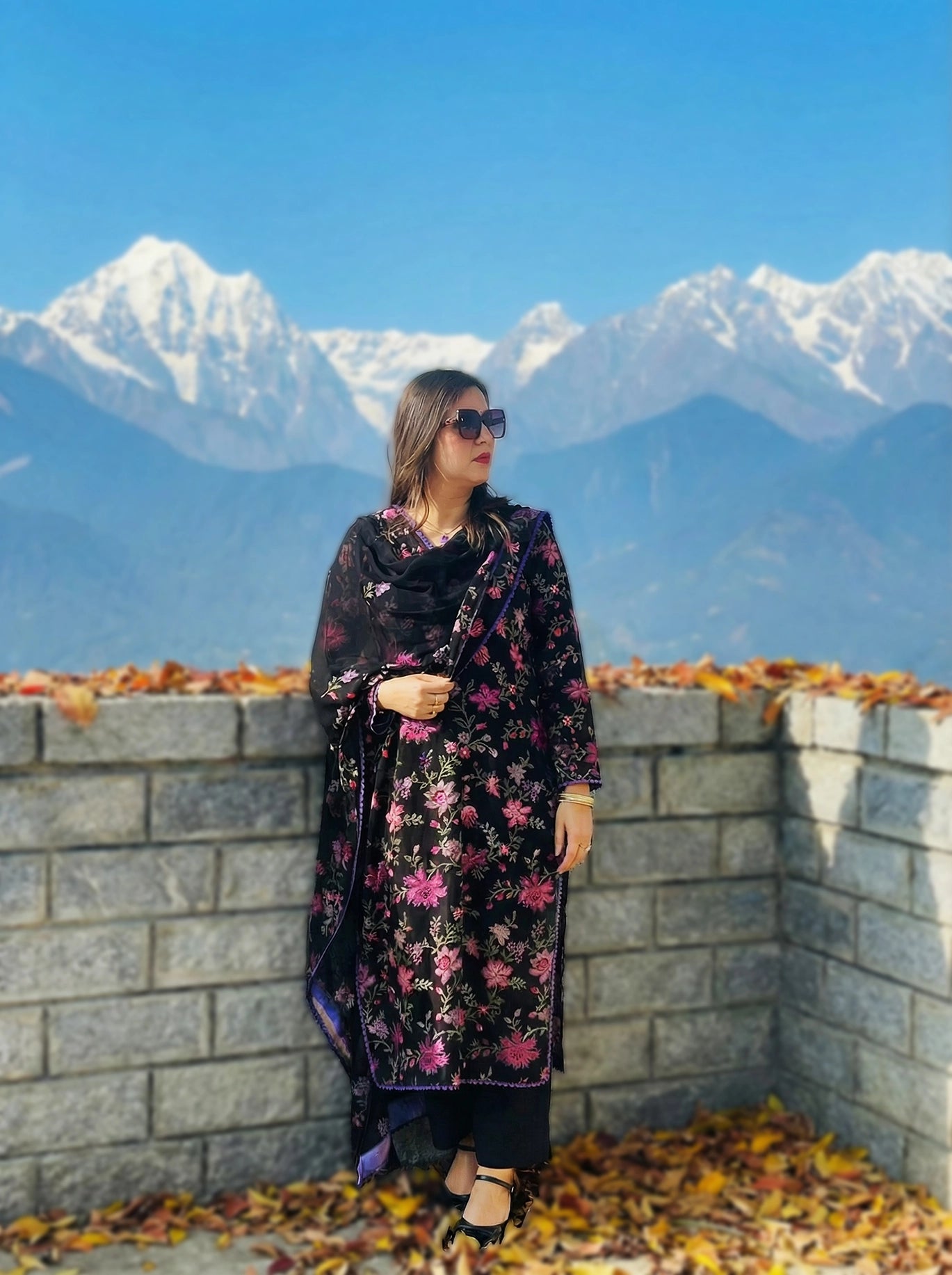 Royal Roses – Unstitched Karandi Embroidered 3 Piece with Chiffon Dupatta