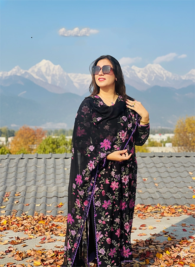 Royal Roses – Unstitched Karandi Embroidered 3 Piece with Chiffon Dupatta